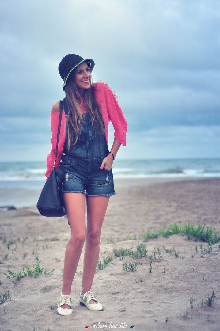 Outfit en la playa con pichi vaquero y sombrero de Bimba y Lola.'