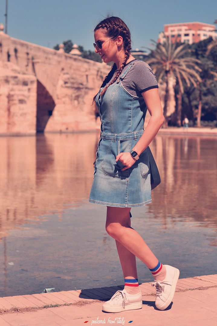 Outfit de peto vaquero con zapatillas stan smith y trenzas boxer