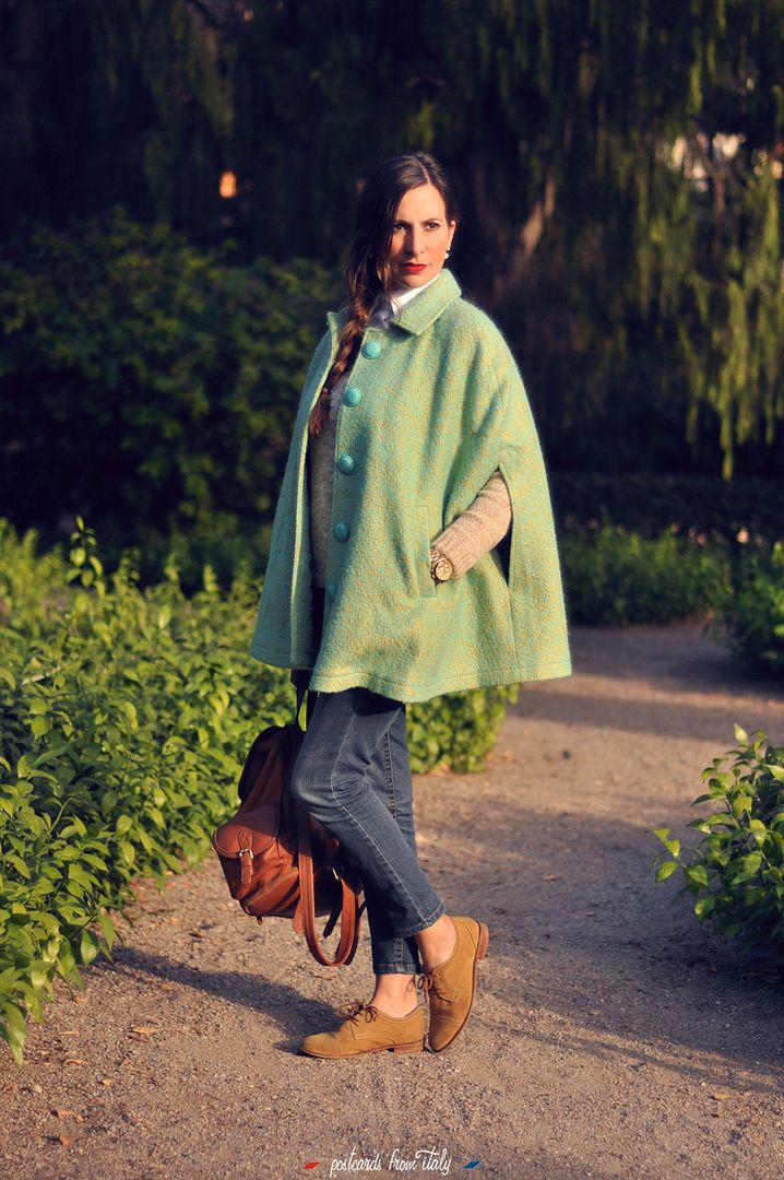 Outfit con capa Madison de Minueto y mochila de cuero