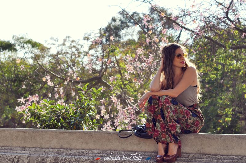 Outfit de pantalon ancho de flores, zapatos de cuña y gafas rayban ice pops amarillas