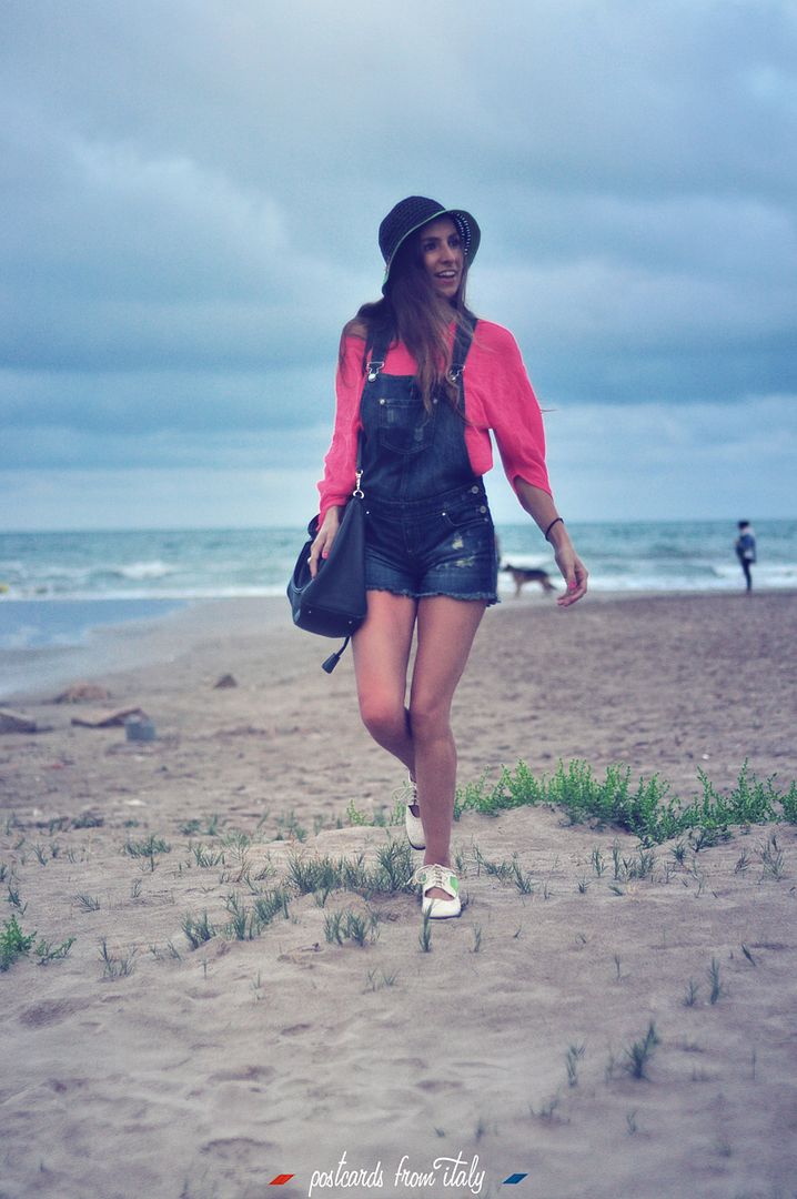 Outfit en la playa con pichi vaquero y sombrero de Bimba y Lola.'