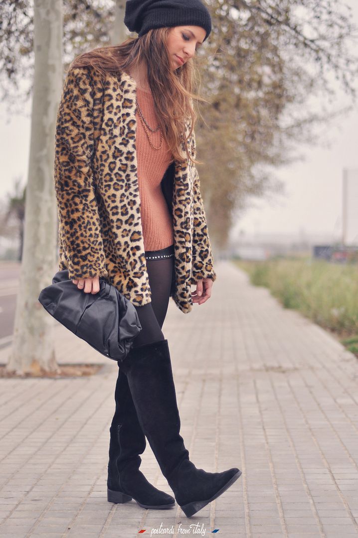 Estilo boho, abrigo de leopardo con botas altas y short polipiel.'