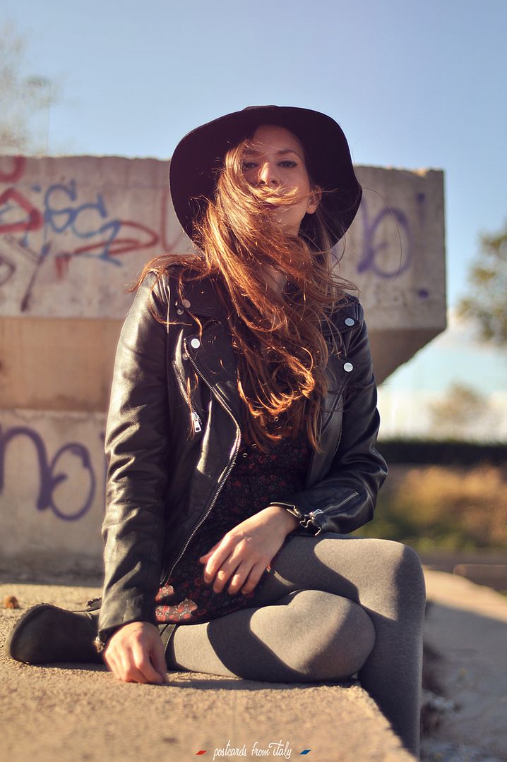 Outfit con chupa/chaqueta/biker de cuero, vestido floreado y sombrero de fieltro