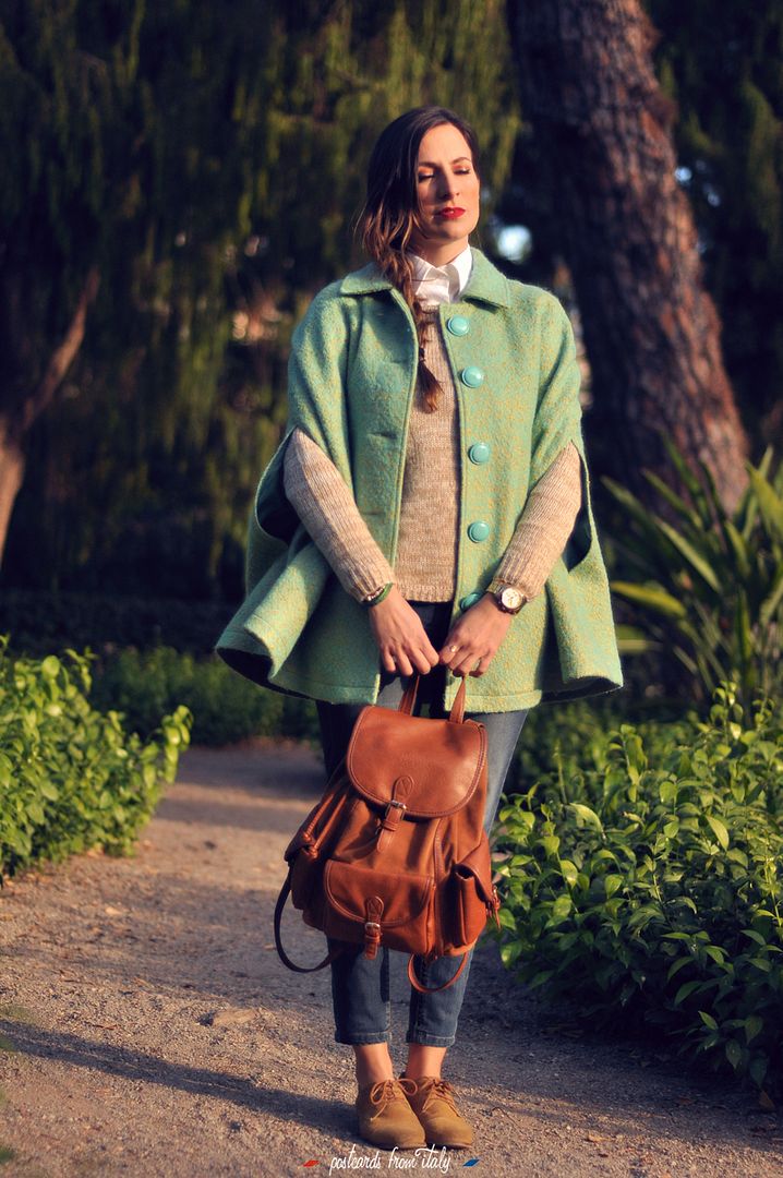 Outfit con capa Madison de Minueto y mochila de cuero