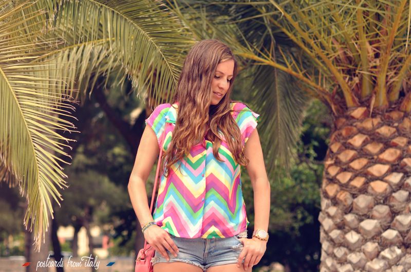 Outfit blusa multicolor de Minueto Rainbow Top con shorts y cangrejeras.