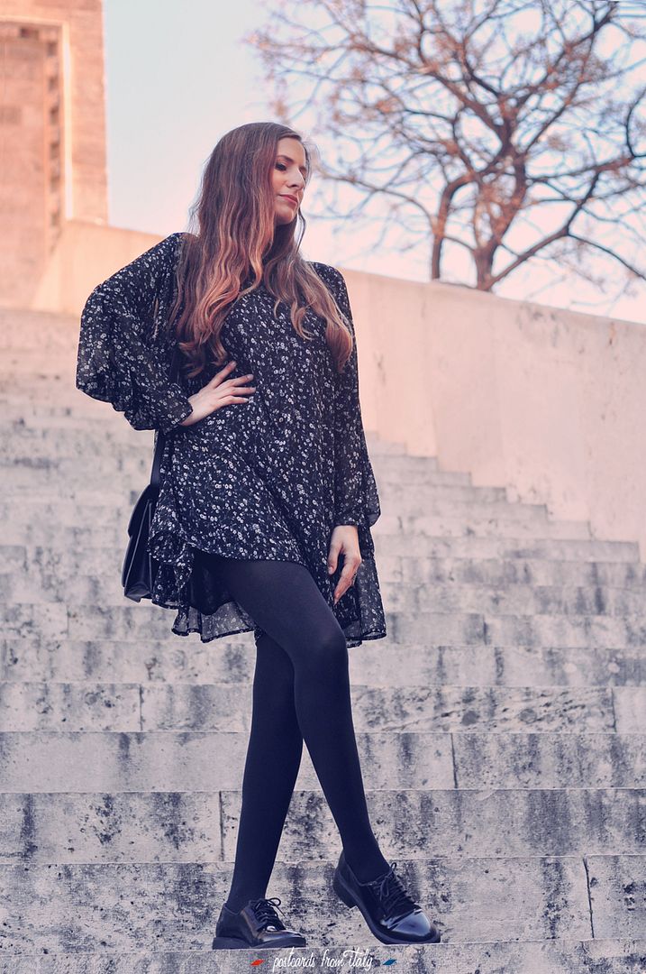 Outfit mono de gasa con medias negras. Gauze playsuit / jumpsuit with black stocking