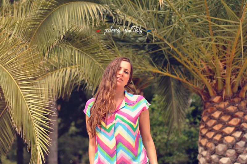 Outfit blusa multicolor de Minueto Rainbow Top con shorts y cangrejeras.