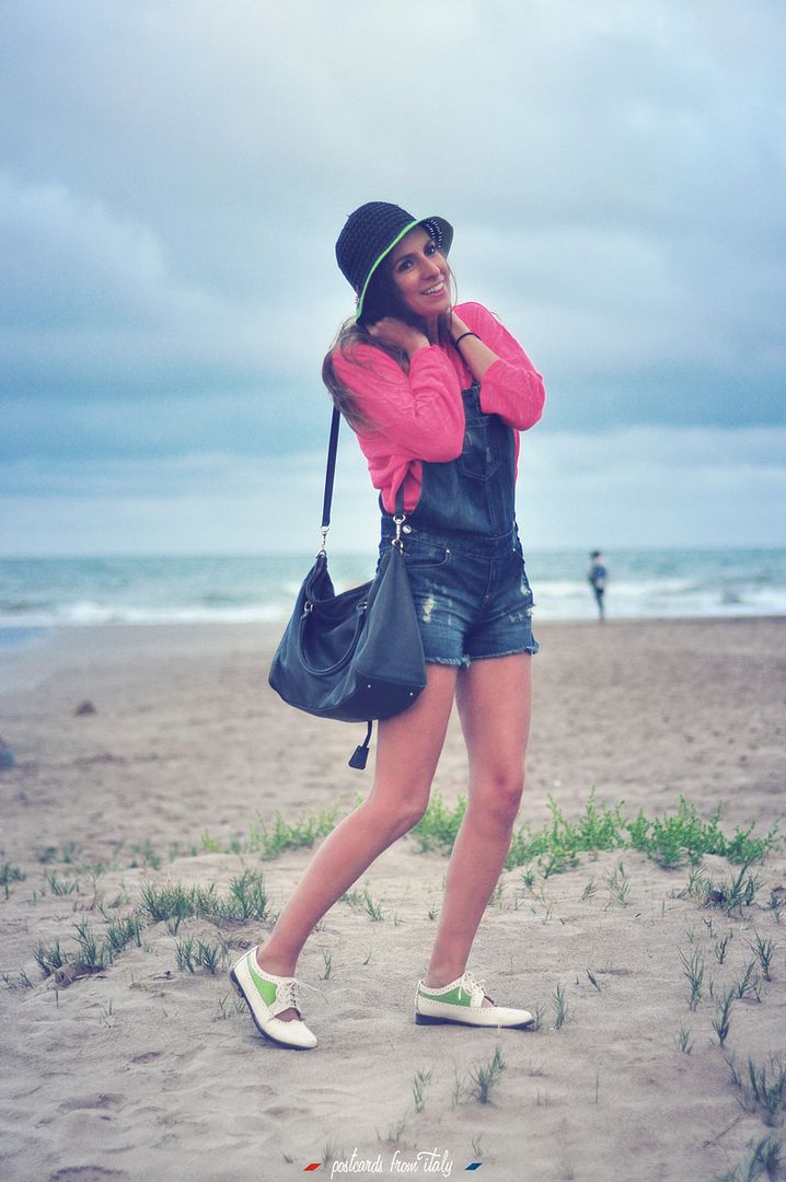 Outfit en la playa con pichi vaquero y sombrero de Bimba y Lola.'