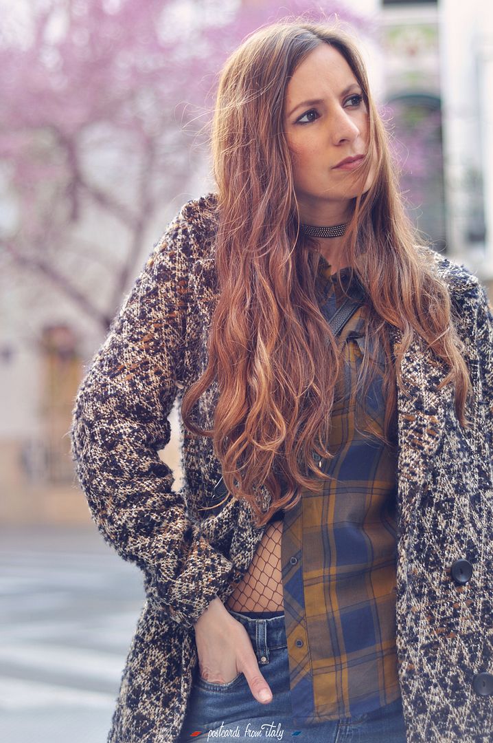Outfit jeans boyfriend, camisa a cuadros y medias de rejilla (fishnet stocking).
