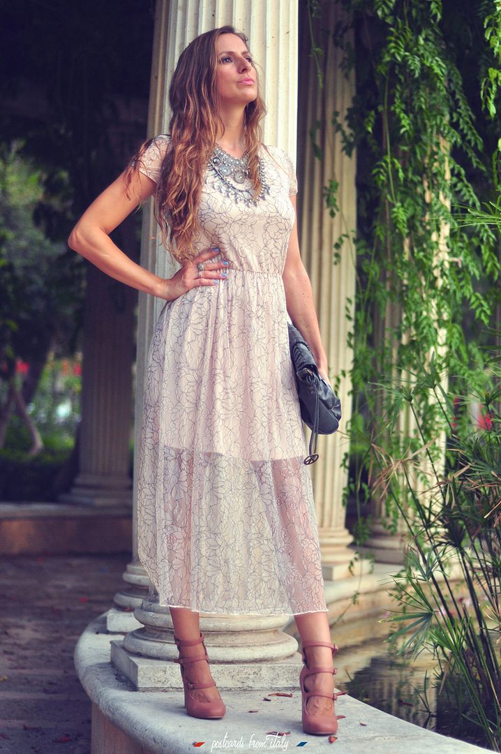 Outfit vestido de Zara con encaje y zapatos rosas de Kling.'