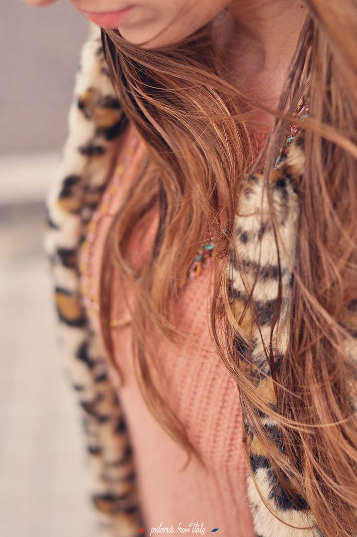 Estilo boho, abrigo de leopardo con botas altas y short polipiel.'