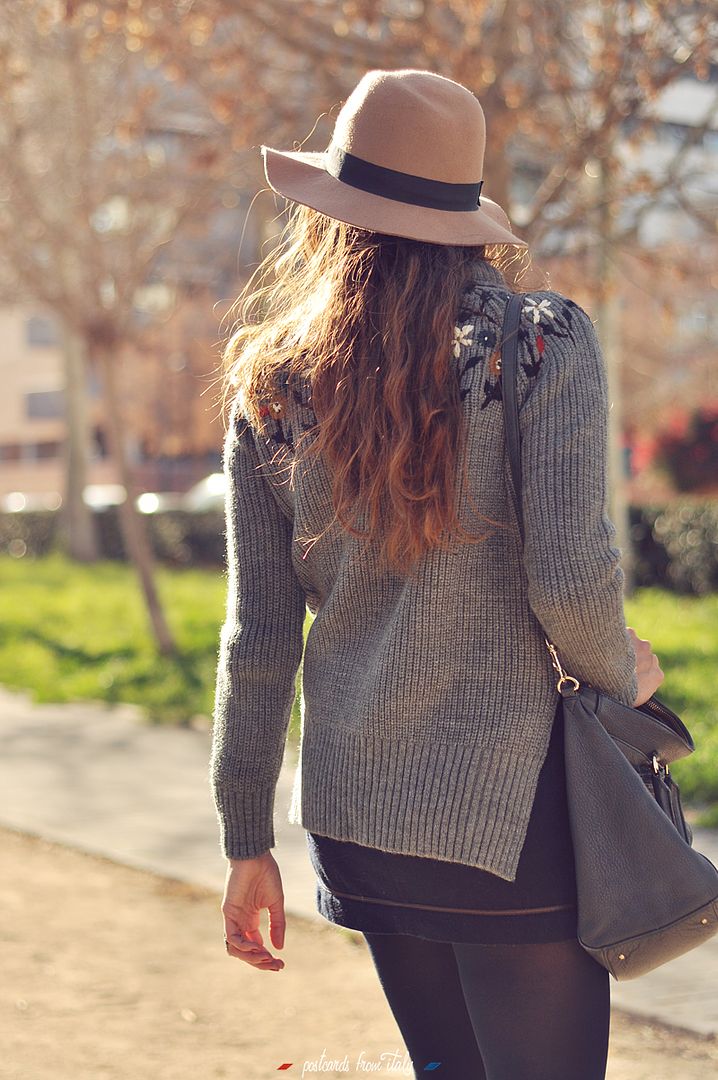 Outfit de jersey de flores de zara, falda preppy y sombrero de ala ancha