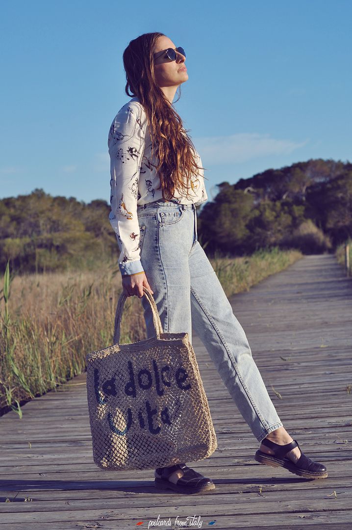 Outfit mom jeans, camisa pijama y bolso The Jacksons London de yute.