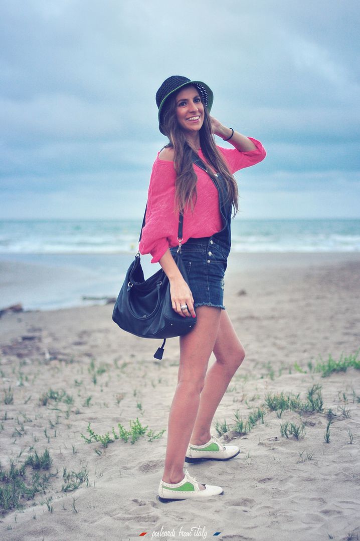 Outfit en la playa con pichi vaquero y sombrero de Bimba y Lola.'