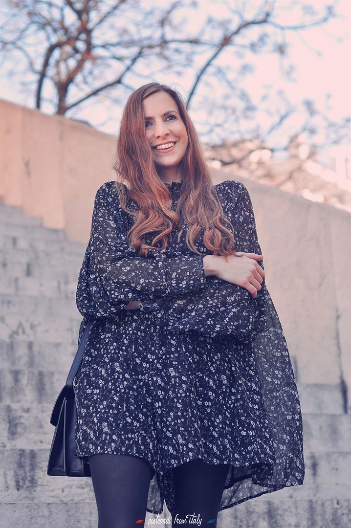 Outfit mono de gasa con medias negras. Gauze playsuit / jumpsuit with black stocking