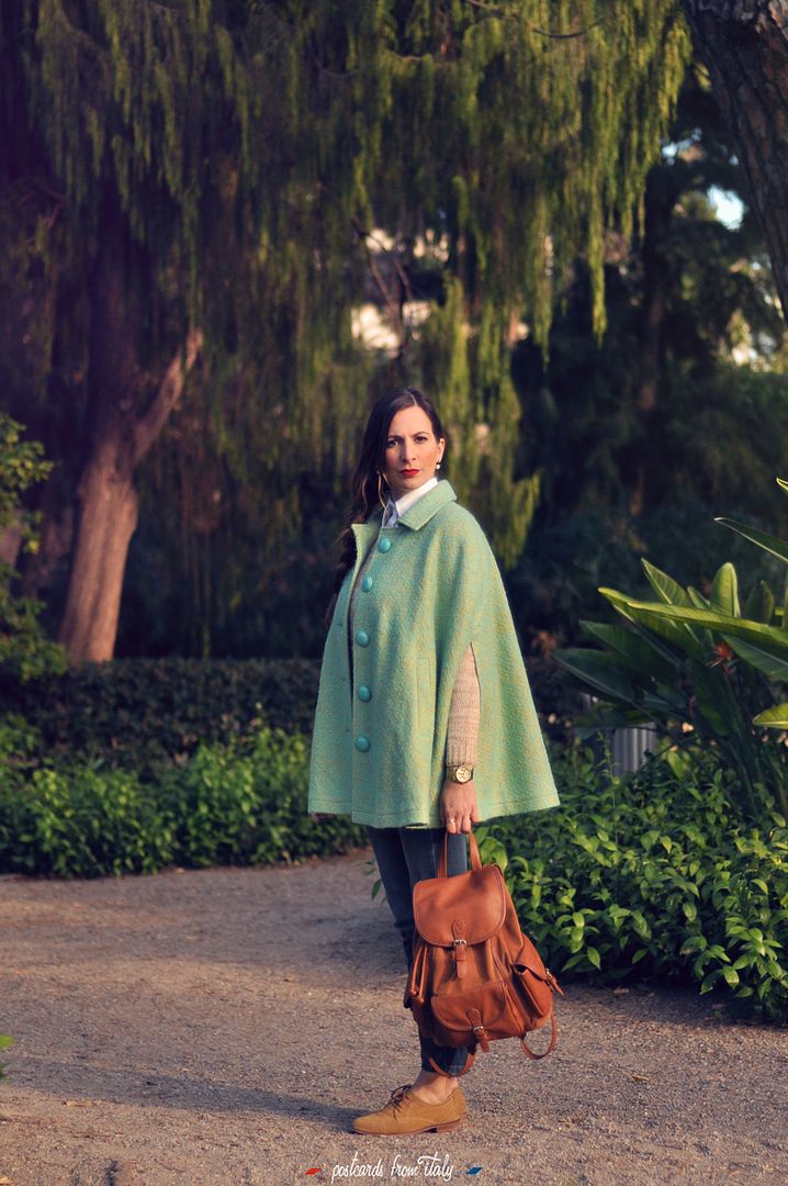 Outfit con capa Madison de Minueto y mochila de cuero