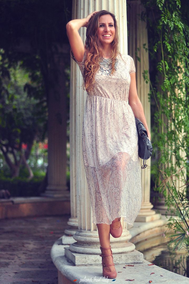 Outfit vestido de Zara con encaje y zapatos rosas de Kling.'