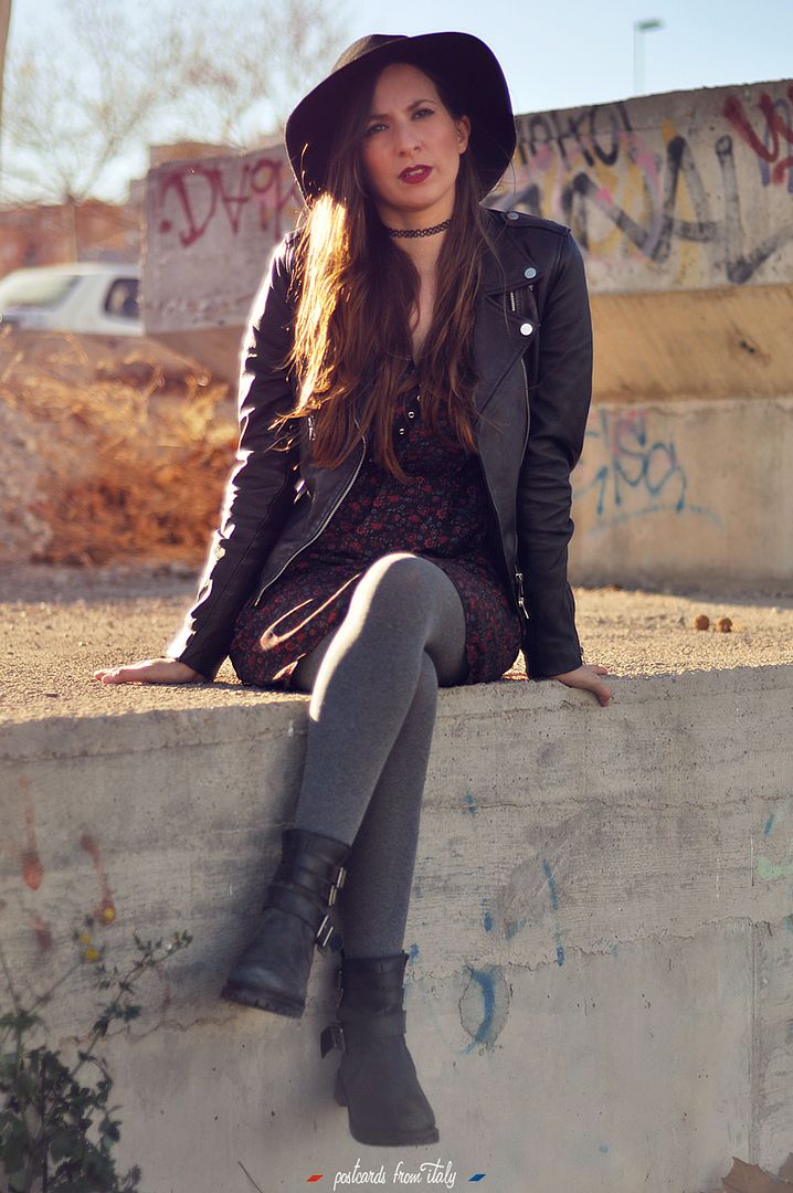 Outfit con chupa/chaqueta/biker de cuero, vestido floreado y sombrero de fieltro
