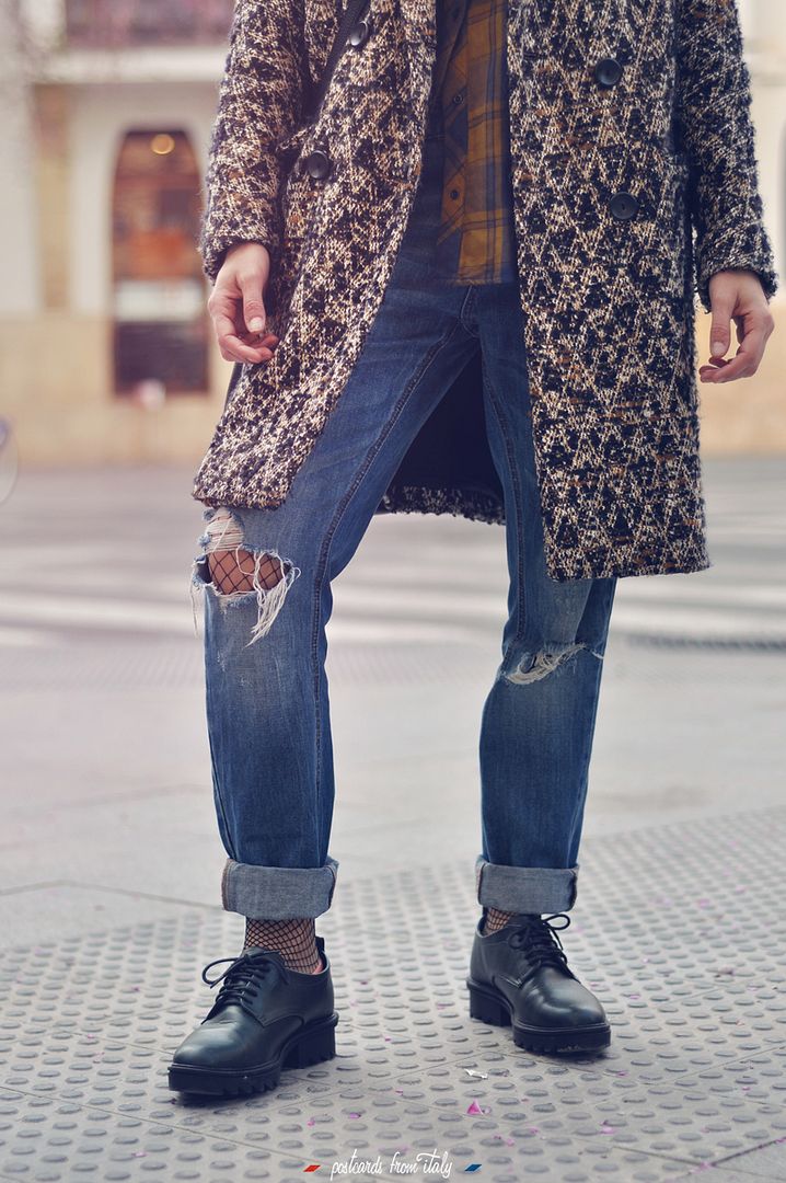 Outfit jeans boyfriend, camisa a cuadros y medias de rejilla (fishnet stocking).