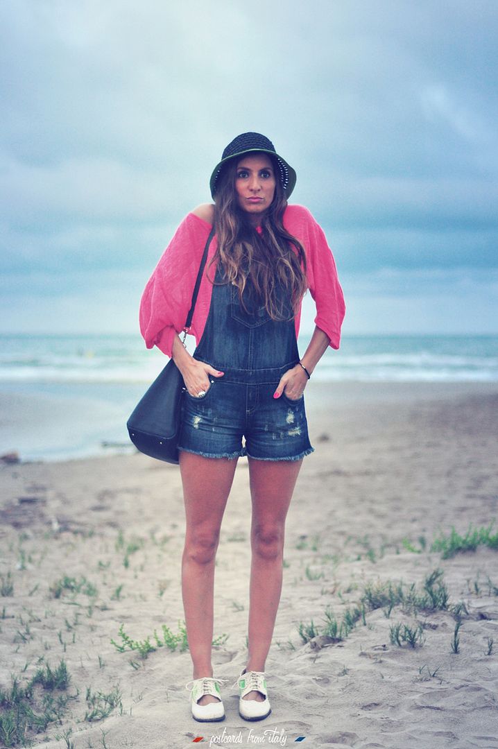 Outfit en la playa con pichi vaquero y sombrero de Bimba y Lola.'