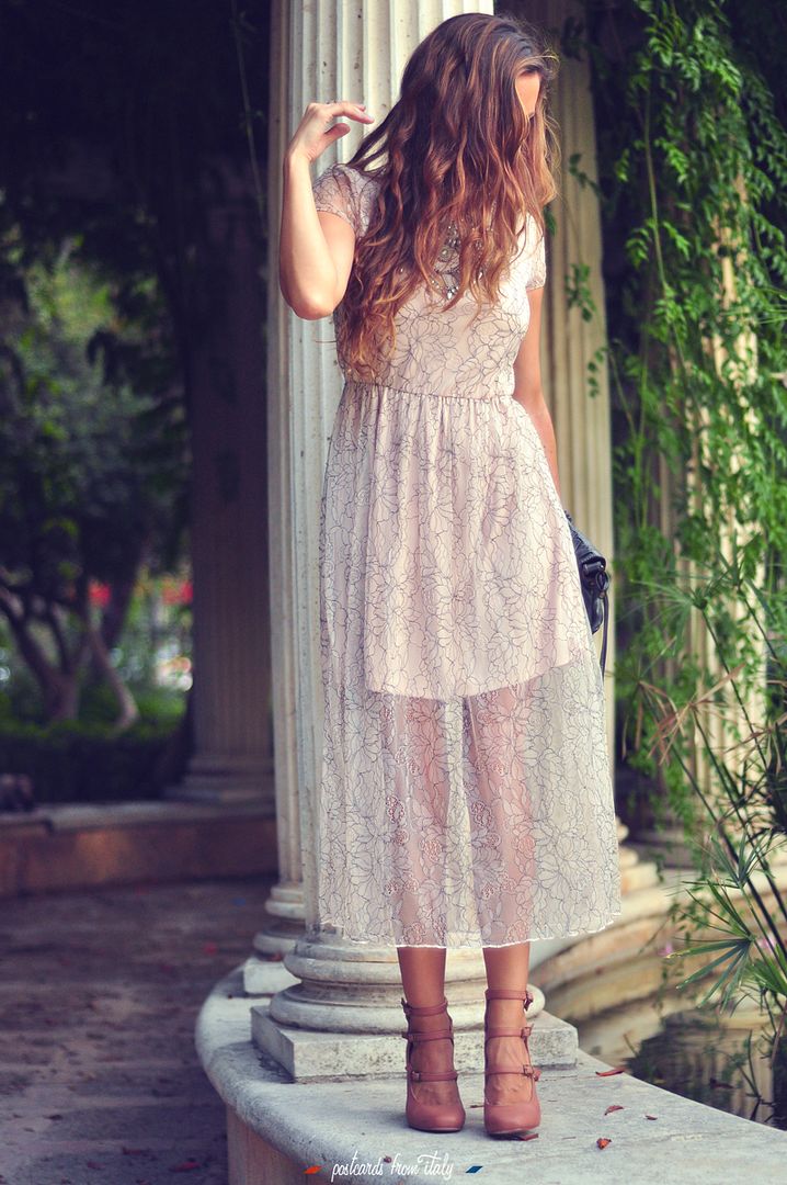 Outfit vestido de Zara con encaje y zapatos rosas de Kling.'