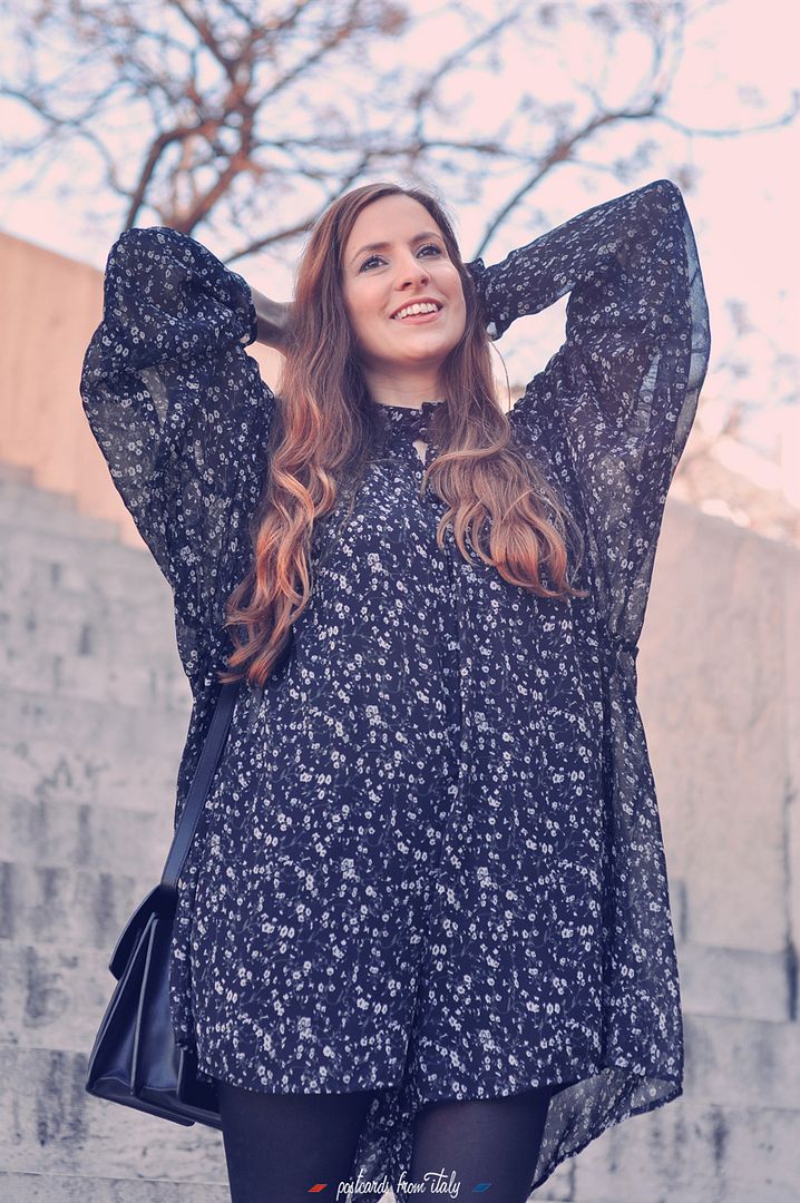 Outfit mono de gasa con medias negras. Gauze playsuit / jumpsuit with black stocking