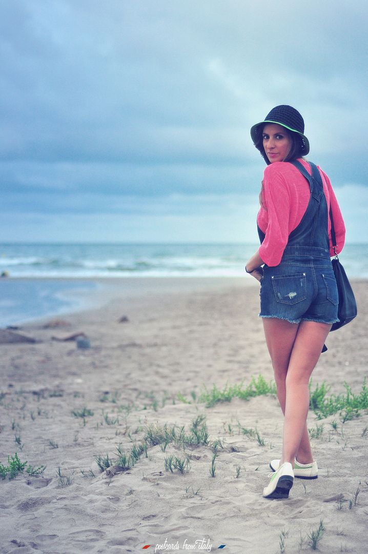 Outfit en la playa con pichi vaquero y sombrero de Bimba y Lola.'