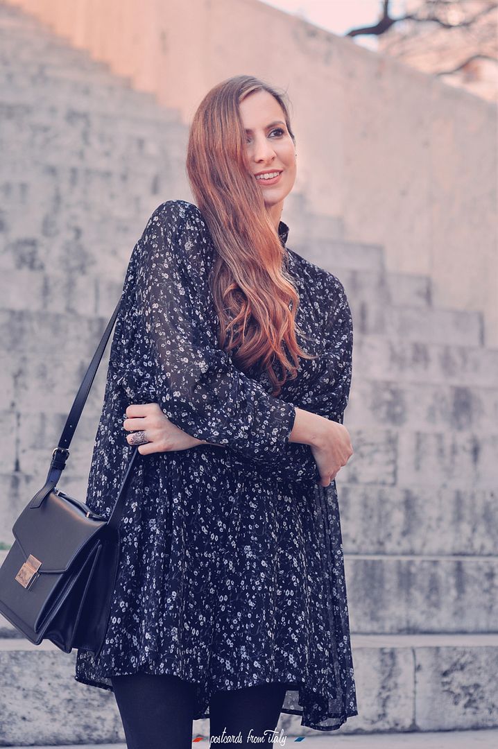 Outfit mono de gasa con medias negras. Gauze playsuit / jumpsuit with black stocking