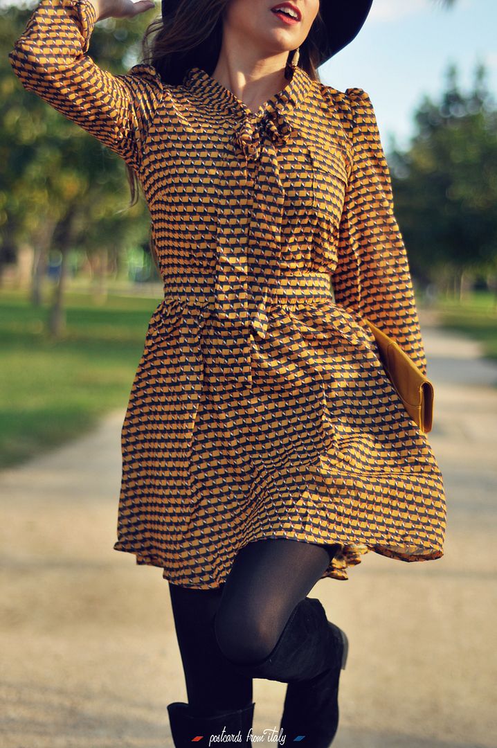 Vestido de Minueto modelo Sandra amarillo, sombrero y botas negras.'