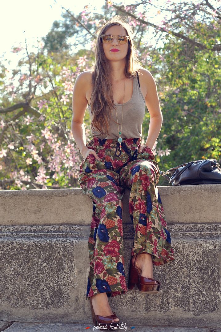Outfit de pantalon ancho de flores, zapatos de cuña y gafas rayban ice pops amarillas