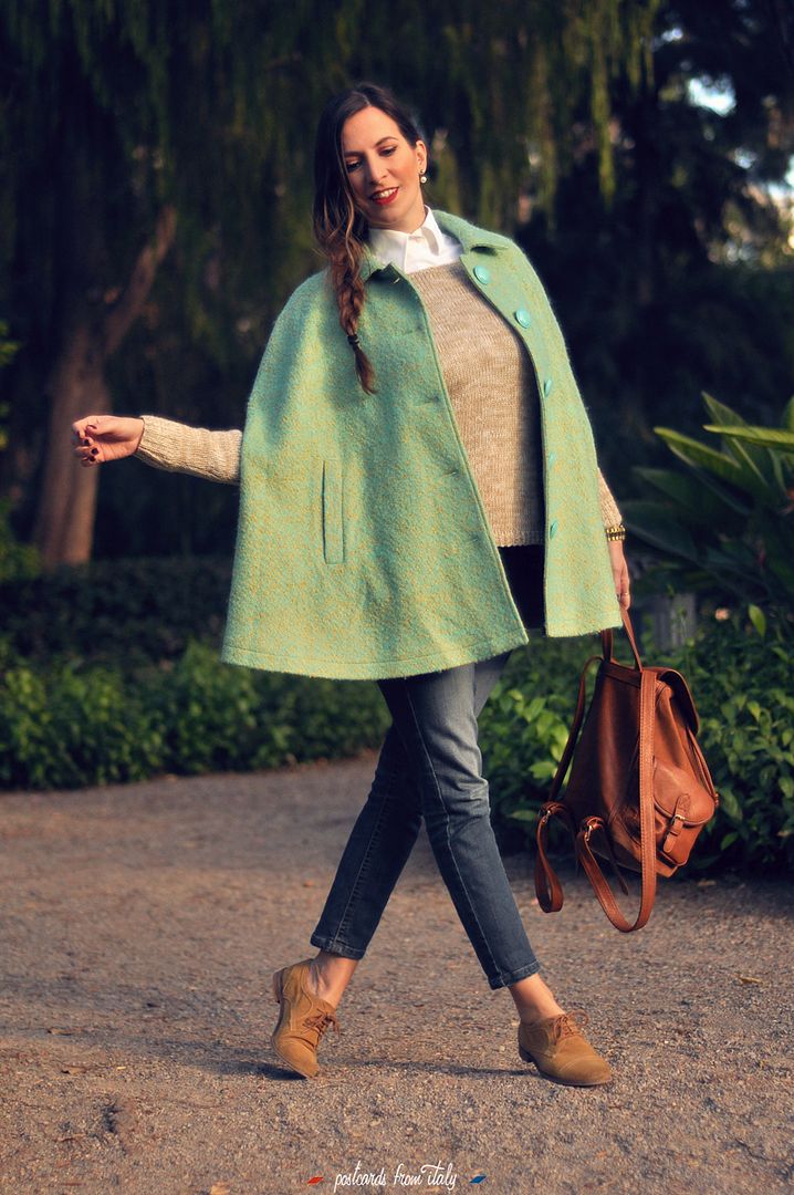 Outfit con capa Madison de Minueto y mochila de cuero
