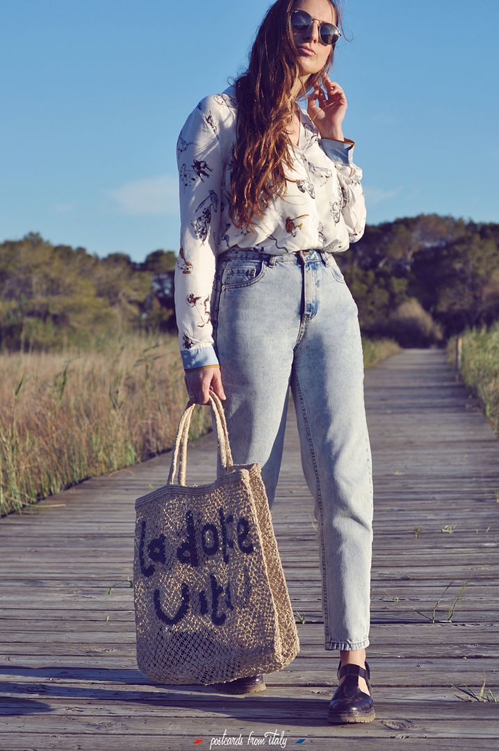 Outfit mom jeans, camisa pijama y bolso The Jacksons London de yute.