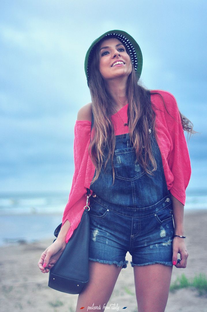 Outfit en la playa con pichi vaquero y sombrero de Bimba y Lola.'