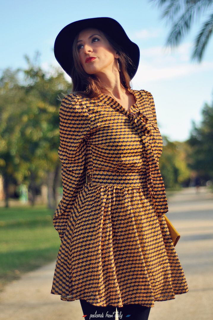 Vestido de Minueto modelo Sandra amarillo, sombrero y botas negras.'