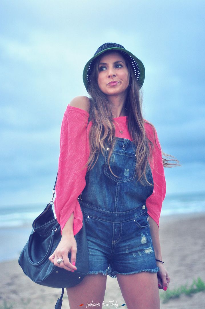 Outfit en la playa con pichi vaquero y sombrero de Bimba y Lola.'