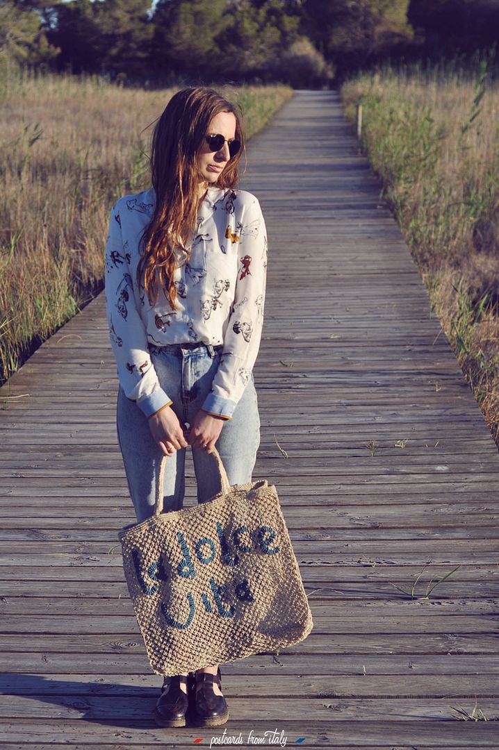 Outfit mom jeans, camisa pijama y bolso The Jacksons London de yute.