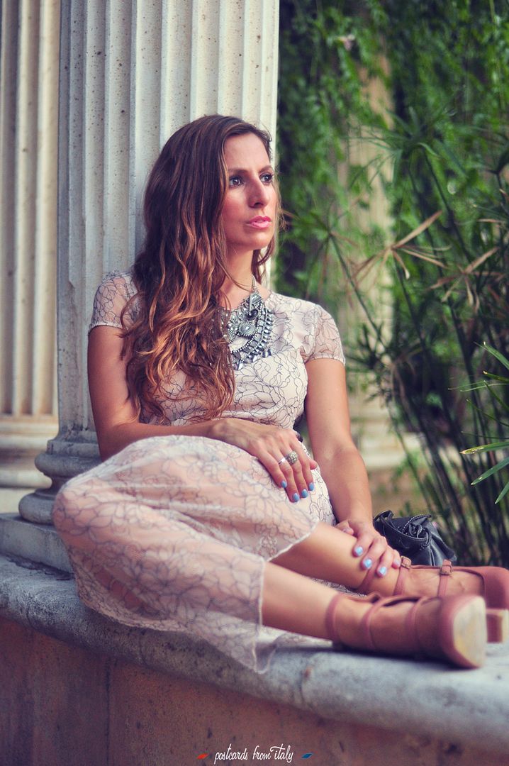 Outfit vestido de Zara con encaje y zapatos rosas de Kling.'