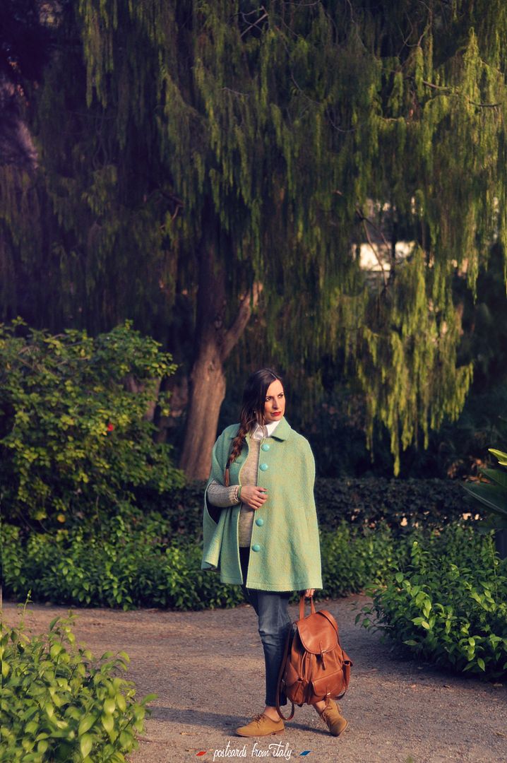 Outfit con capa Madison de Minueto y mochila de cuero
