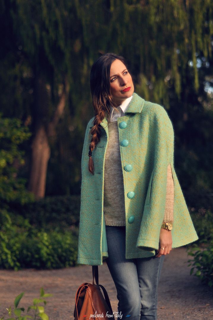 Outfit con capa Madison de Minueto y mochila de cuero