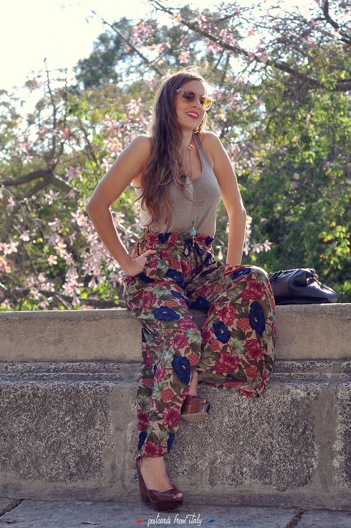 Outfit de pantalon ancho de flores, zapatos de cuña y gafas rayban ice pops amarillas