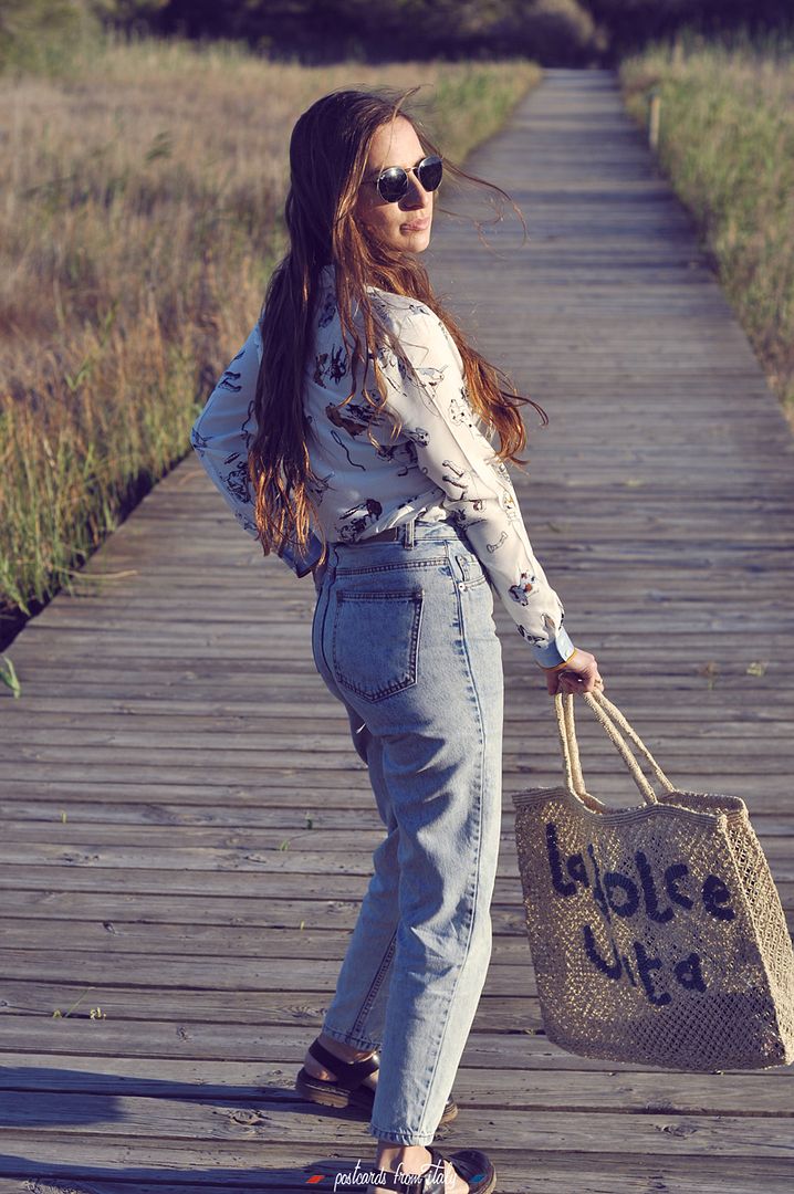 Outfit mom jeans, camisa pijama y bolso The Jacksons London de yute.