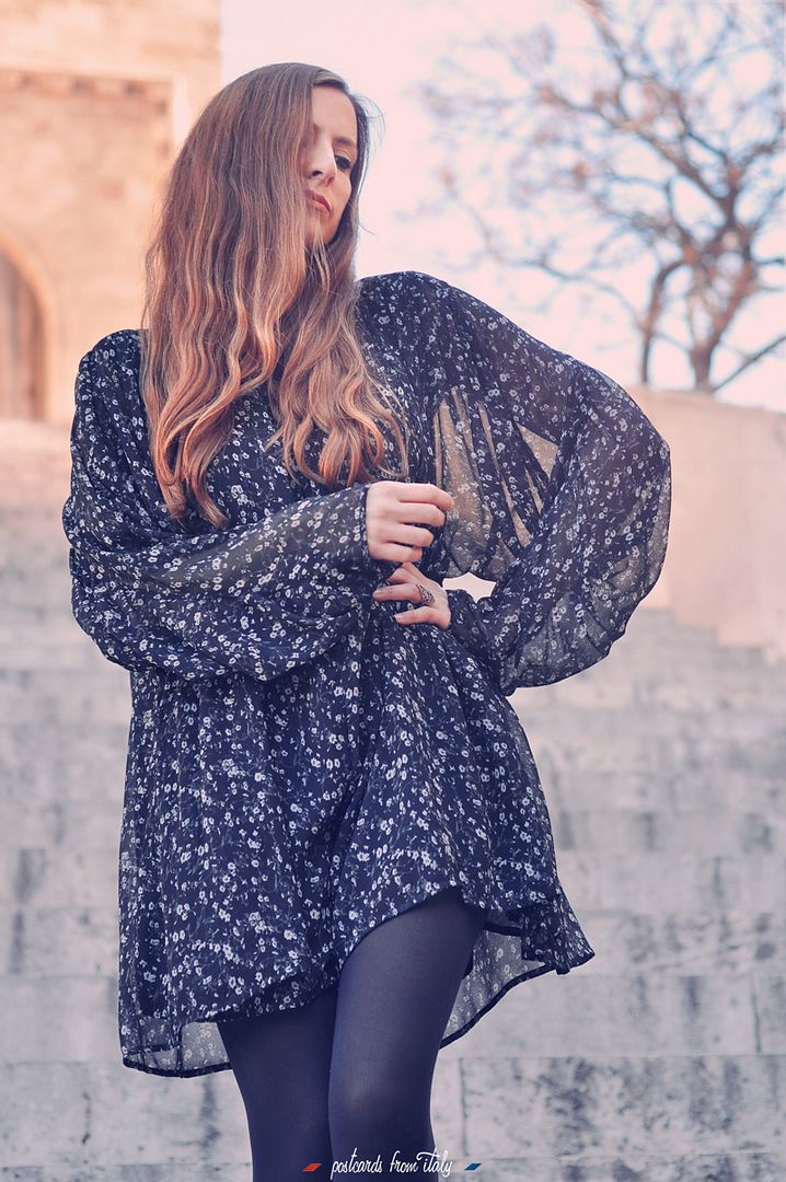 Outfit mono de gasa con medias negras. Gauze playsuit / jumpsuit with black stocking