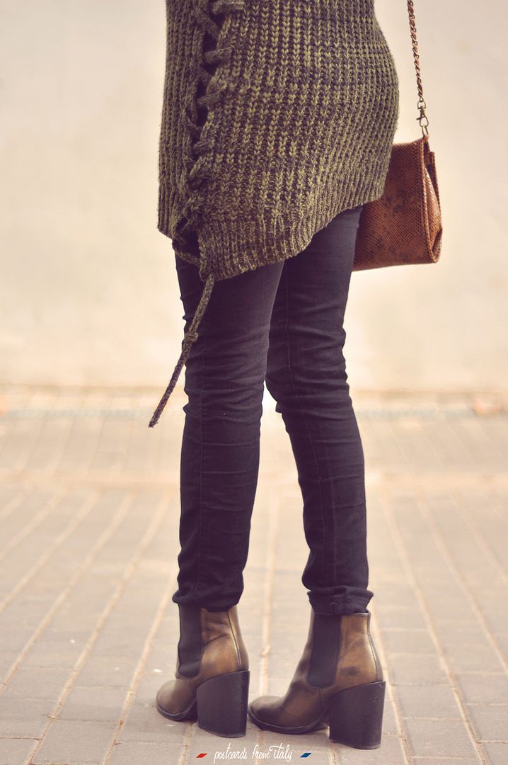 Outfit de jersei trenzado verde, sombrero negro y botines metalizados