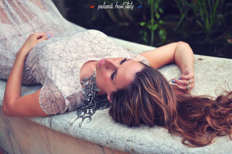 Outfit vestido de Zara con encaje y zapatos rosas de Kling.'