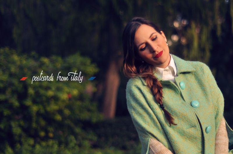 Outfit con capa Madison de Minueto y mochila de cuero
