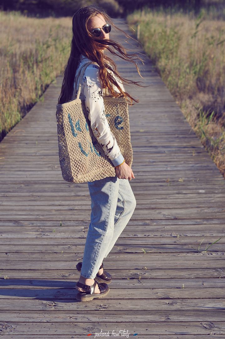 Outfit mom jeans, camisa pijama y bolso The Jacksons London de yute.