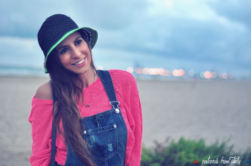 Outfit en la playa con pichi vaquero y sombrero de Bimba y Lola.'