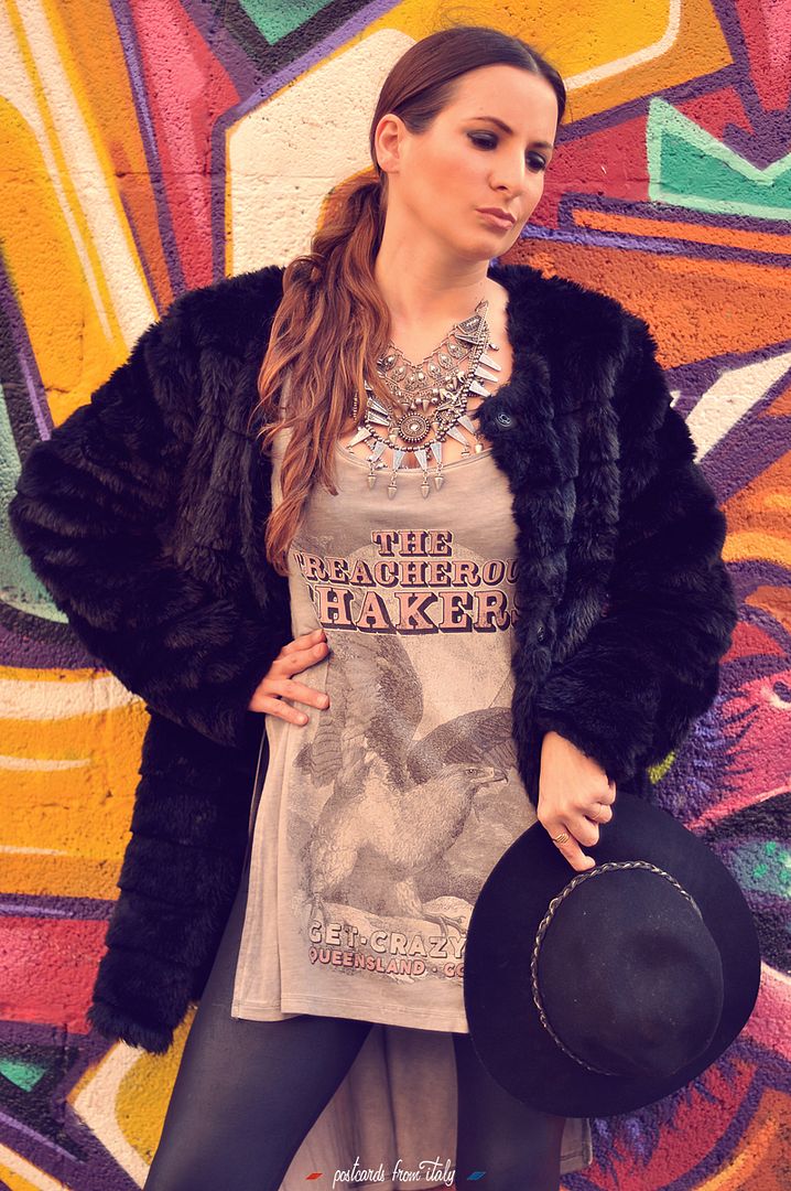 Outfit de abrigo de pelo de estilo boho y rockero, y sombrero de fieltro