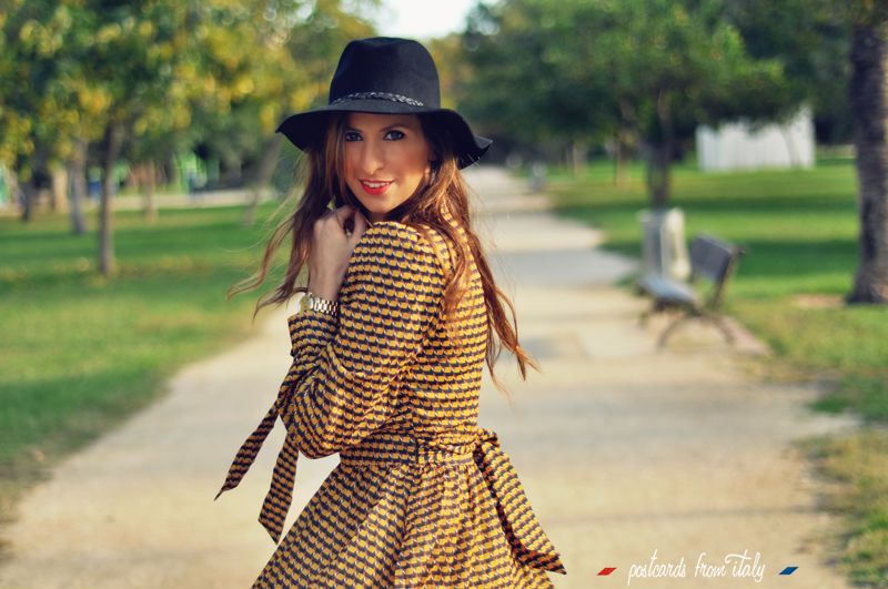 Vestido de Minueto modelo Sandra amarillo, sombrero y botas negras.'
