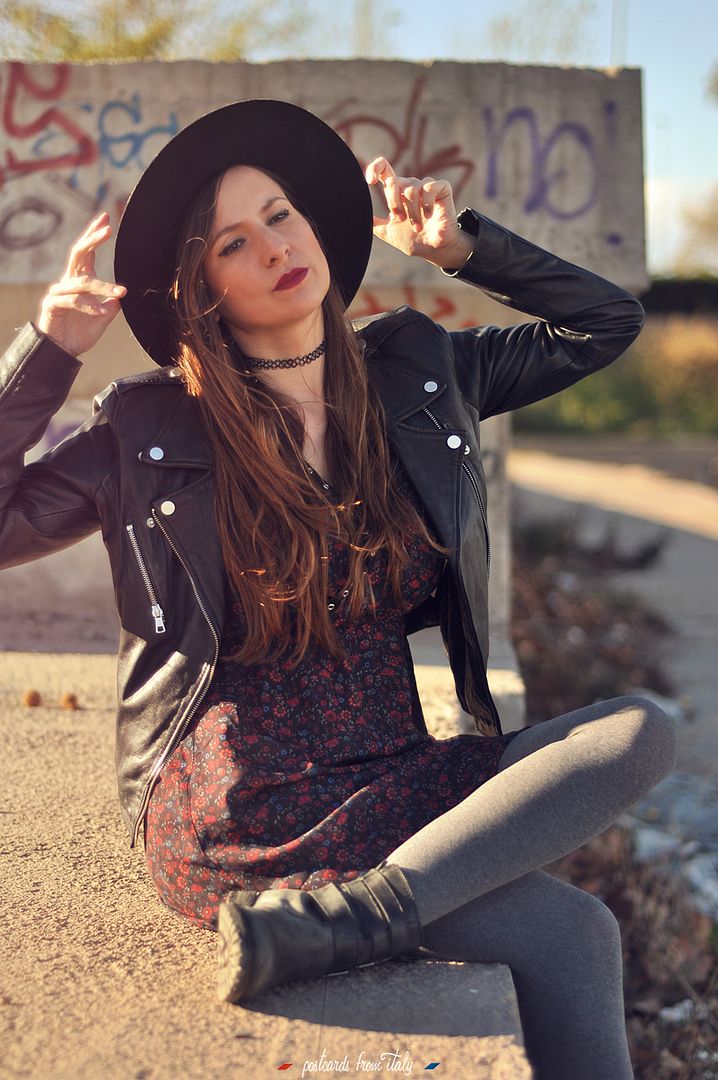 Outfit con chupa/chaqueta/biker de cuero, vestido floreado y sombrero de fieltro